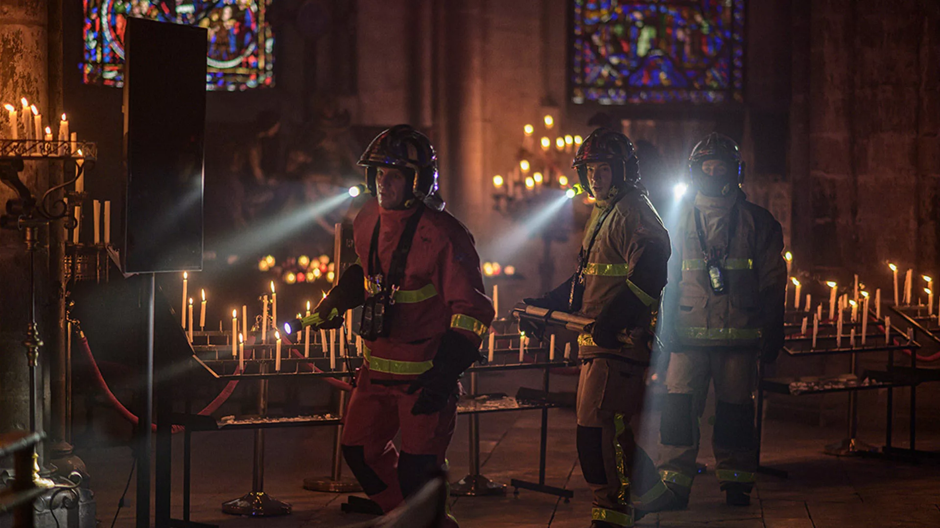 lampe tactique utilise par les pompiers dans le film de NOTRE-DAME Brûle