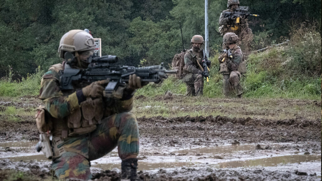 oprération militaire avec les lampes tactiques